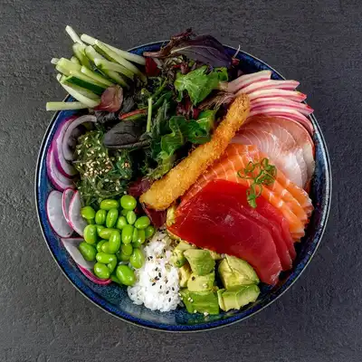 Anh-Thoc Special Bowl mit Sushi-Reis, Lachs und Wildkräutersalat in Radevormwald