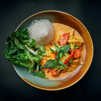 Rotes Curry mit Kokosmilch, Gemüse und Reis im Anh-Thoc in Radevormwald