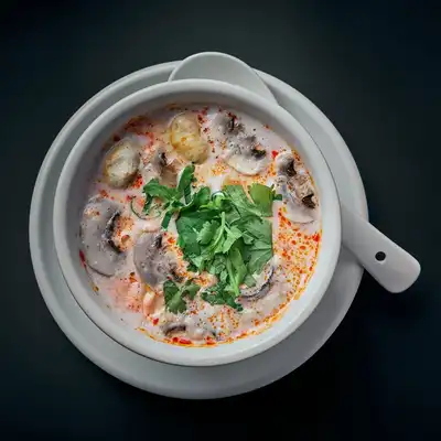 Vietnamesische Pho-Suppe mit Reisbandnudeln im Anh-Thoc in Radevormwald