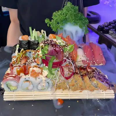Frisch gerollte Maki und Nigiri aus der Sushi-Bar in Radevormwald